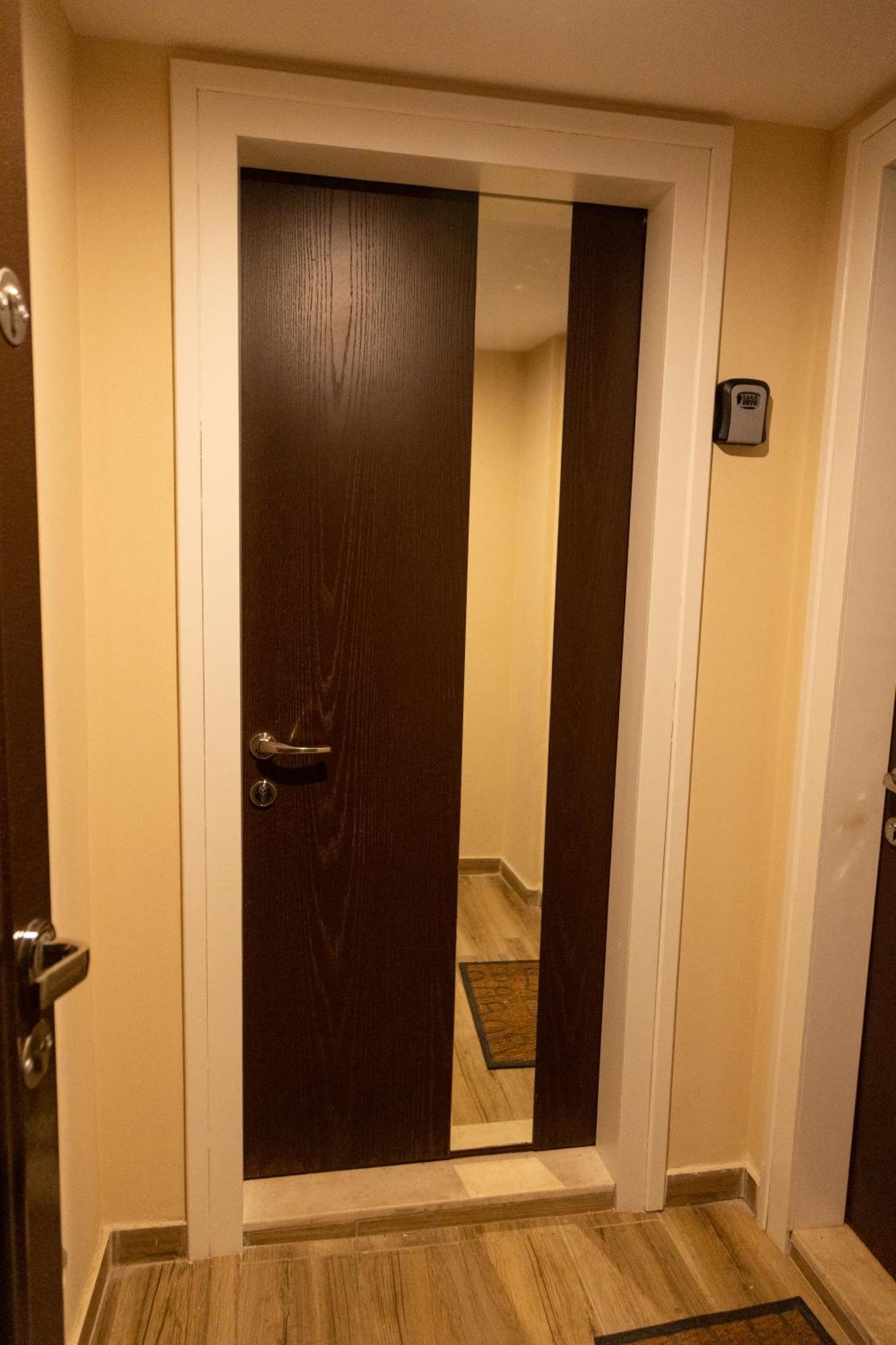 Cozy Loft-Blloku Downtown Hotel Tirana Bagian luar foto